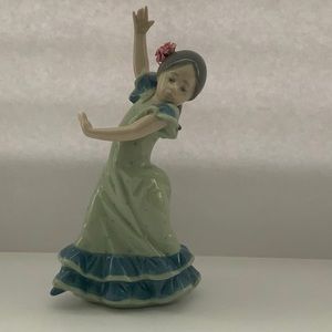 Lladro #5192 Lolita “Bailorita Brazos Arriba”